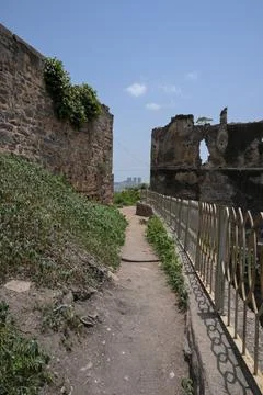 Ancient Fortress Path Between Historic Stone Ruins Fotos de archivo
