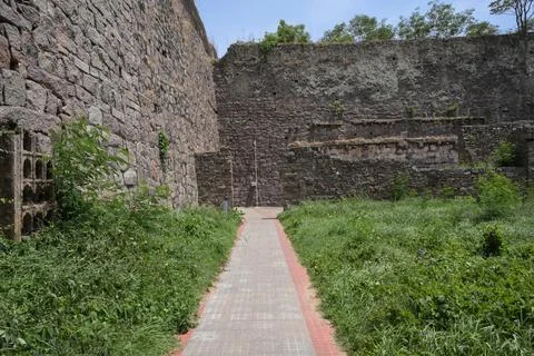 Ancient fortress pathway bordered by towering stone walls and historic defe.. Fotos Stock