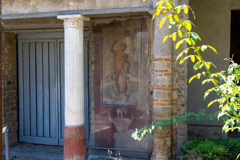 Ancient fresco panel between columns at Pompeii ruins 库存照片