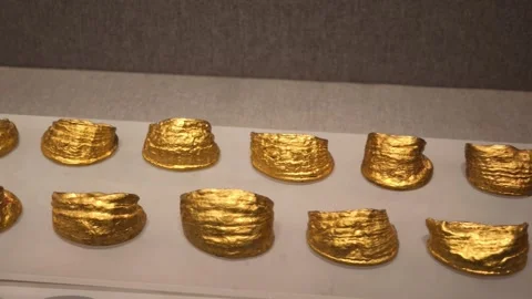 Ancient Gold Artifacts Displayed on White Museum Plinth 库存影片 340466099