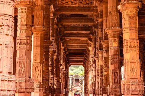Ancient grand mosque called Adhai Din Ka Jhonpra vintage pillar architectur.. Foto stock