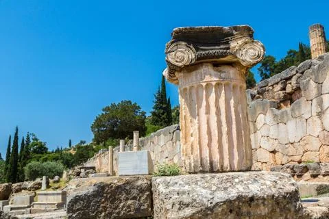 Ancient Greek column in Delphi, Greece Stock-Fotos