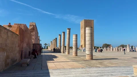 Ancient hassan tower and mosque site with sandstone columns under clear blue sky Vídeo Stock 332131772