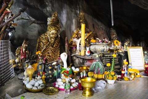 Ancient hermit or antique eremite statue for thai people traveler visit res.. Foto stock