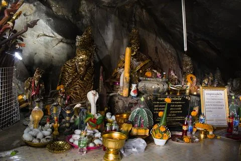Ancient hermit or antique eremite statue for thai people traveler visit res.. Foto stock