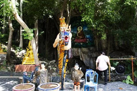 Ancient hermit or antique eremite statues for thai people travelers respect.. Foto stock