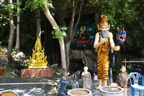 Ancient hermit or antique eremite statues at Cavern for thai people travele.. Foto stock