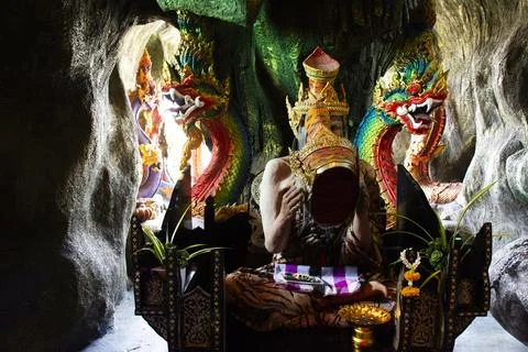 Ancient hermit or antique eremite statue with naka guardian of Wat Mai supr.. Foto stock