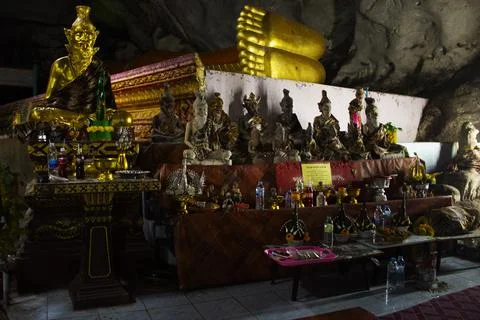 Ancient hermit or antique eremite statues at tunnel cave for thai people tr.. Foto stock