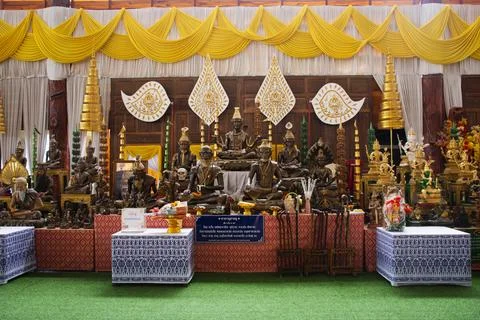 Ancient hermit or antique eremite statue with naka guardian of Wat Rat Prak.. Foto stock