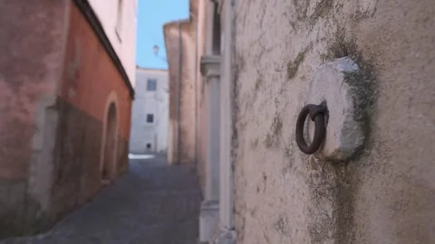 Ancient iron hitching ring for donkeys in Macchiagodena Italy Vídeos de archivo 334314636