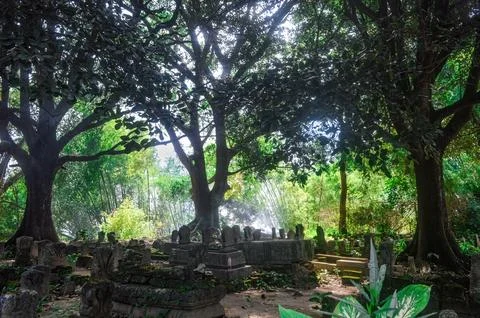 The ancient Islamic burial complex of Sunan Giri is shady with several larg.. Foto stock