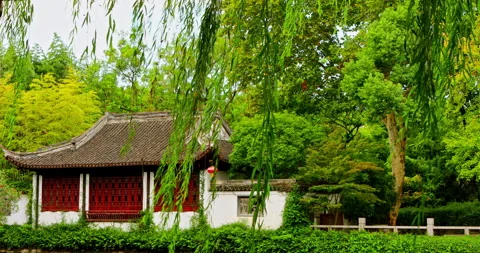 The ancient Jiangnan-style architecture, with its white walls and black til.. 库存影片 331416153