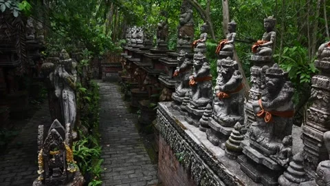 Ancient jungle temple with stone statues and mystical pathway Thailand Vidéo 336775404