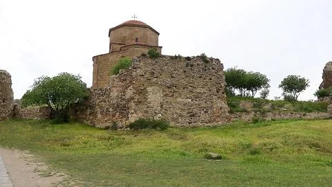 Ancient Jvari Monastery and stone fortress ruins on green hill Fotos de archivo