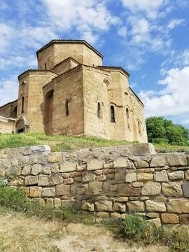 Ancient Jvari Monastery architecture and stone wall Fotos de archivo