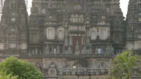 Ancient Mahabodhi Temple complex with tourists 스톡 동영상 327423236