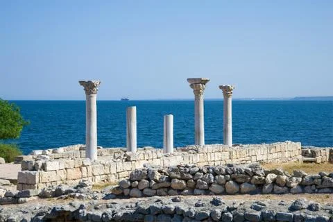 Ancient marble columns on the background of the Black Sea, Crimea Foto stock