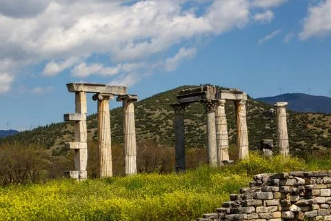 Ancient Marble Columns of the Temple of Aphrodite in Aphrodisias with Wind .. 库存照片