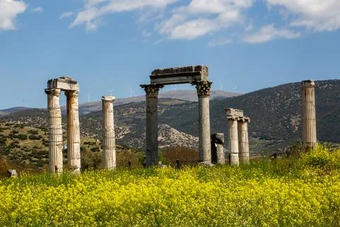 Ancient Marble Columns of the Temple of Aphrodite in Aphrodisias with Wind .. 库存照片