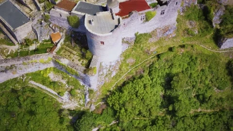 Ancient medieval Castle of Beynac stands on a top of a hill Vídeo Stock 143894708