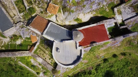 Ancient medieval Castle of Beynac stands on a top of a hill Vídeo Stock 144627980