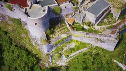 Ancient medieval Castle of Beynac stands on a top of a hill Vidéo 146589152