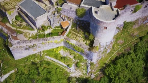 Ancient medieval Castle of Beynac stands on a top of a hill Vídeo Stock 150430448