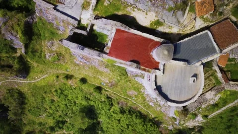 Ancient medieval Castle of Beynac stands on a top of a hill Stockbeeldmateriaal 163011359