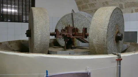Ancient millstone manual grinder mill for making olive oil in a museum. Apuli Vídeo Stock 121471639