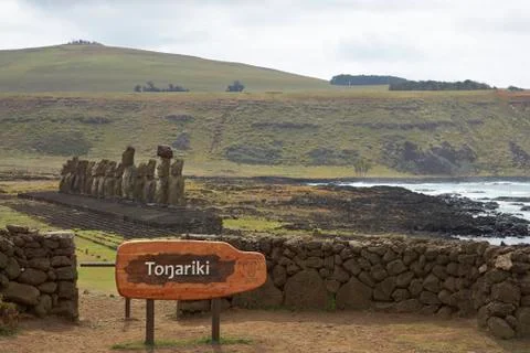 Ancient Moai statues on the coast of Rapa Nui Foto stock