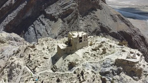 Ancient Monastery Perched on Rocky Cliffside in Remote Himalayan Valley wit.. 库存影片 345730620