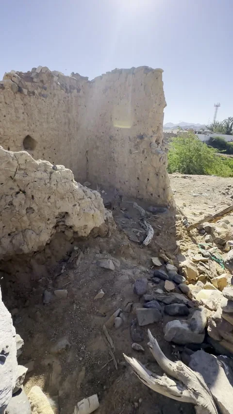 Ancient Mud-Brick Ruins and Modern Minaret in Desert Village Vídeo Stock 325806052