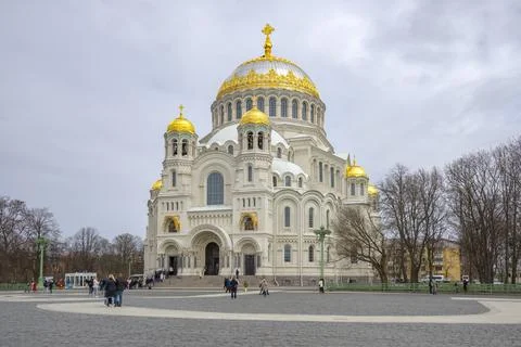 An ancient Naval Cathedral under a cloudy sky. Kronstadt Foto stock