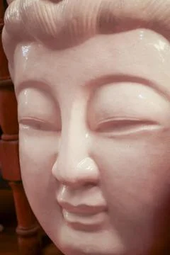 Ancient oriental figure in white ceramic. Ancestral sculpture. Foto stock