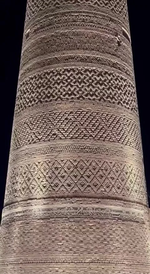 Ancient Ornate Tower Reaching the Sky at Sunset, Detailed Carved Architecture Vídeos de archivo 330939370