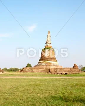 Ancient pagoda in ruined old temple at ayutthaya historical park, thailand Stock Illustration