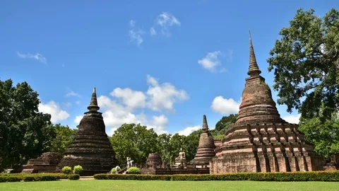 Ancient Pagoda in Sukhothai historical park with travelers. Stock Footage 79100853