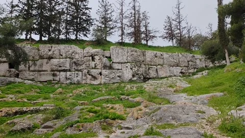 Ancient polygonal masonry terraced wall at Hill of the Nymphs in Athens, Greece Stockbeeldmateriaal 333974811