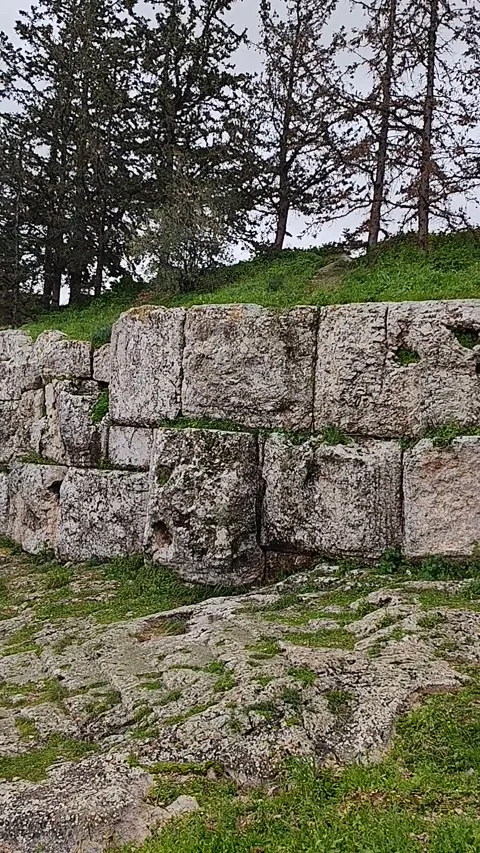 Ancient polygonal masonry terraced wall at Hill of the Nymphs in Athens, Greece Stockbeeldmateriaal 333974815