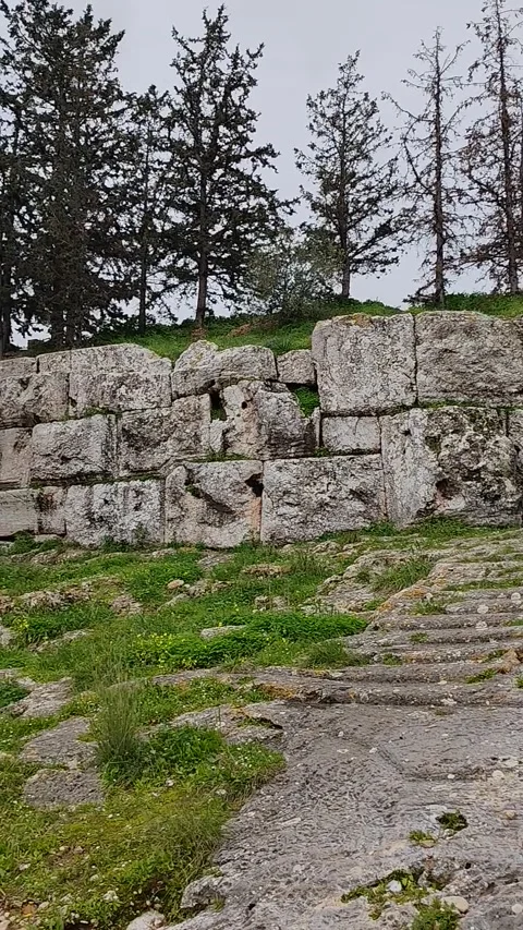 Ancient polygonal masonry terraced wall at Hill of the Nymphs in Athens, Greece Stockbeeldmateriaal 333974820