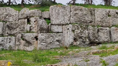 Ancient polygonal masonry terraced wall at Hill of the Nymphs in Athens, Greece Stockbeeldmateriaal 333974831