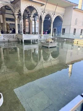 Ancient Pool in Topkapi Palace Courtyard Foto stock