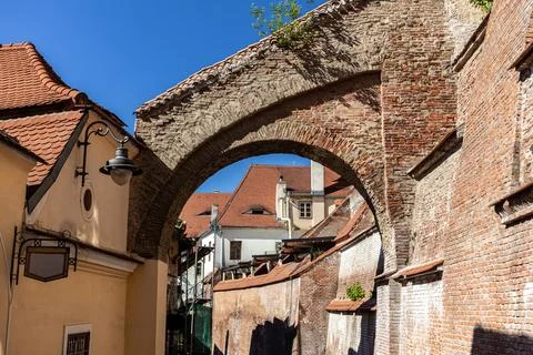 Ancient Red Brick Vaulted Arch Bridge Over Historic Street Stock-Fotos