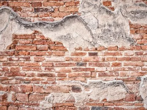 Ancient red brick wall ?exture with cracking of plaster for background Foto stock