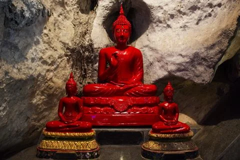 Ancient red buddha statues in cavern mountain for thai people travelers tra.. 스톡 사진
