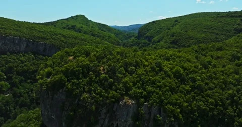Ancient River Bed Carved Mountain Meandre Covered In Green Forest Balkans Aerial 库存影片 300444504