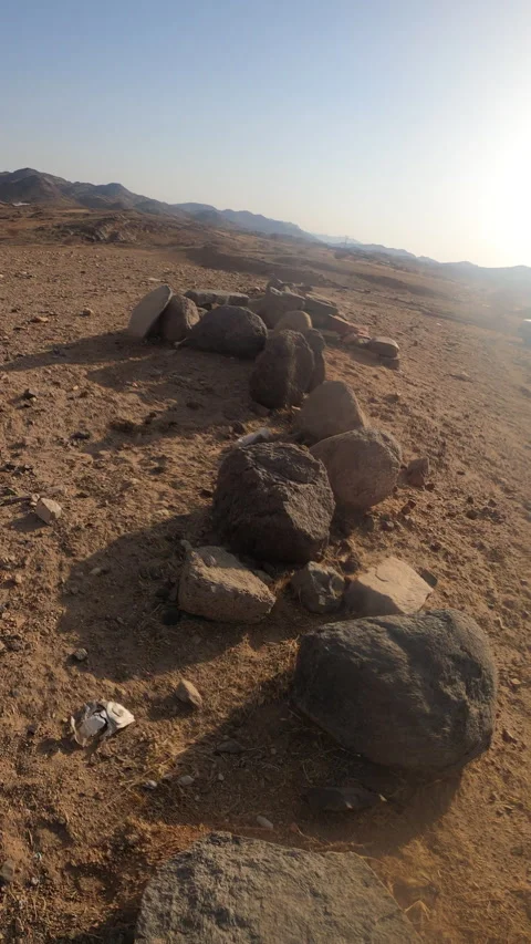 Ancient Rock Alignment in Arid Desert Landscape Vídeo Stock 320819714