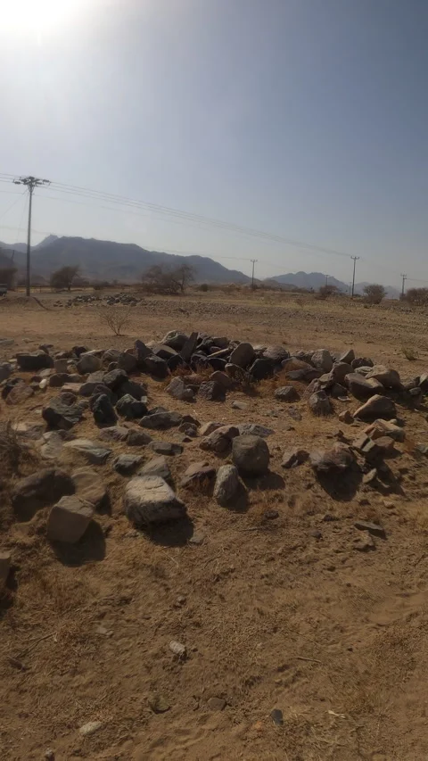 Ancient Rock Circle on Arid Plain with Distant Mountains Vídeo Stock 320501672