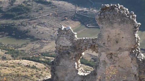 Ancient Rock Wall on a Hill Vídeo Stock 84332244